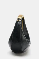 Bolso negro de formato ovalado con asa metálica dorada. Tiene detalle de pespunte en contraste en el cuerpo, bolsillo interior con cremallera y cierre mediante cremallera y tirador.