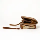 Billetera mediana de cuero color marrón con detalles metálicos y cierre YKK, varias compartimentos para tarjetas y bolsillo con cierre para monedas.
