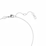 Colgante con cadena plateada y dije en forma de concha de mar con cristal central azul y circonitas blancas.