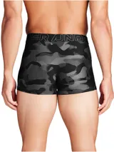 Pack de tres boxers Under Armour Tech Novelty para hombre. Incluye un boxer gris jaspeado, uno negro liso y uno con estampado de camuflaje en tonos grises y negros. Todos con cintura elástica con el logo de la marca. Confeccionados en tejido de malla para mayor ventilación.