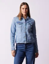 Campera de jean celeste, marca Baccini, con cuello solapa, bolsillos delanteros y cierre frontal con botones metálicos.