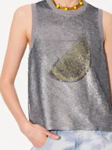 Musculosa de punto mesh con lentejuelas, escote y sisa terminados en rib tejido, largo a la altura de la primera cadera y estampa en el delantero.