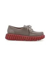Zapato acordonado color gris con suela de goma color ladrillo.
