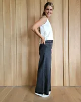 Conjunto de jean celeste compuesto por un top sin mangas y un pantalón de pierna ancha.