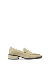 Mocasín de cuero color beige con tacón de 3 cm, adecuado para uso diario.