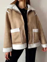 Campera gamulán color beige con interior de piel sintética blanca.