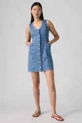 Vestido corto de denim azul con botones frontales, escote en V y sin mangas.