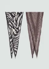 Pañuelo triangular con estampado animal print de cebra en blanco y negro, y pañuelo triangular con estampado paisley en marrón y beige.
