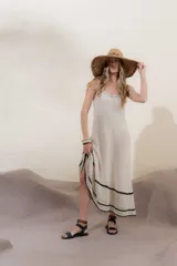 Vestido largo negro de punto con breteles finos y detalle calado en el ruedo.