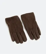 Guante de hombre color marrón oscuro, con textura suave y puño ajustable mediante una tira con botón a presión metálico dorado.