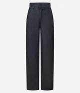 Pantalón wide leg de jeans color azul oscuro, de tiro alto, con trabillas en la cintura, bolsillos y cierre tradicional.