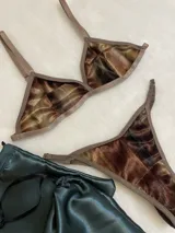 Conjunto de lencería de terciopelo marrón con estampado abstracto en tonos tierra. Incluye bralette triangular con breteles regulables y tanga regulable.