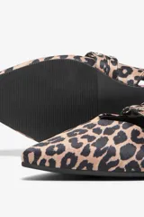 Ballerinas con estampado animal print, punta fina, correa ajustable con hebilla y suela plana.