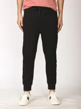 Pantalón jogging de corte slim, con puños elastizados y cordón ajustable.