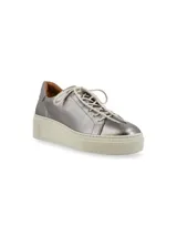 Sneaker Adelaida de cuero graneado color verde oliva, con cordones de algodón y suela elevada color crema.