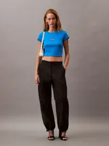 Remera corta azul de algodón con logo de Calvin Klein en rojo.