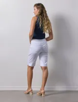 Bermuda blanca de gabardina elastizada, marca Ruby Rd. con pretina ancha elastizada, bolsillos delanteros simulados y bolsillos traseros aplicados.