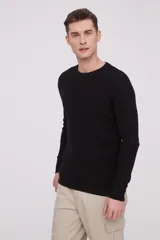 Sweater de punto color tostado, con diseño texturizado y cuello redondo.