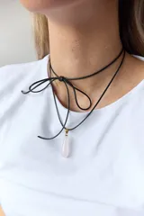 Gargantilla de cuero negro con dije de cuarzo rosa en forma de lágrima y detalles dorados.