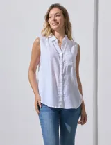 Camisa blanca sin mangas, de lino, con cuello clásico, escote en V, cierre frontal con botones y bolsillo en el pecho.