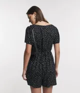 Enterito corto de viscosa con estampado floral liberty, escote en V, mangas cortas, botones en el busto y cintura elastizada.