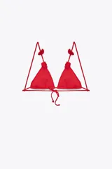 Top de bikini triangular rojo con tirantes finos y aplicación de flores en relieve.