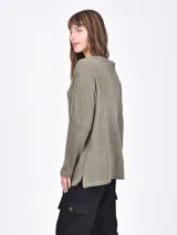 Buzo negro de tejido waffle, con cuello redondo y calce holgado.