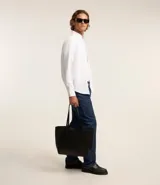 Camisa blanca de algodón, manga larga con botonadura frontal y cuello camisero.