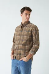 Camisa de pana a cuadros azul marino y rojo, de manga larga, con fit regular, cartera con botones y bolsillos con botones.