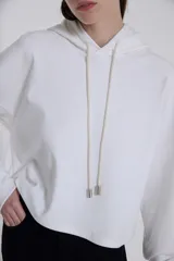 Buzo negro de morley con capucha, manga larga con puño, escote redondo a la base y fit relajado.