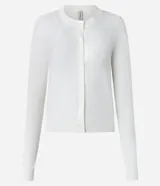 Cardigan blanco de punto liso con cuello redondo, mangas largas y cierre frontal con botones. El bajo es acanalado.