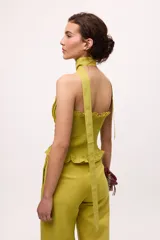 Top strapless azul con bufanda integrada, confeccionado en tejido texturizado.