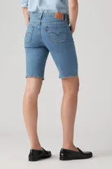 Bermuda de jean celeste con corte a la rodilla.