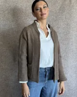 Saco color gris charcoal, con corte relajado, bolsillos frontales y tejido suave.