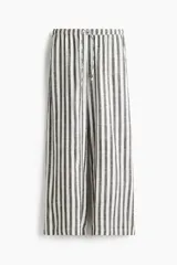 Pantalón de corte holgado en mezcla de viscosa y lino, con cintura elástica, cordón para ajustar y piernas amplias extralargas. Diseño a rayas verticales blancas y negras.