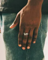 Anillo plateado de la marca TwoJeys con diseño de dos estrellas texturizadas.