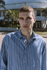 Camisa celeste a rayas verticales blancas, de manga larga, con cuello clásico y corte comfort.