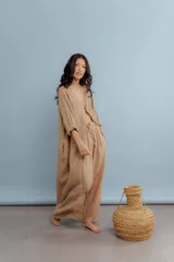 Túnica celeste de lino con bordados en el frente y mangas largas.