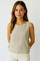 Blusa sin mangas a rayas verticales en tonos beige y blanco, con cuello redondo y lazos decorativos en los laterales.