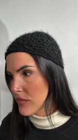 Gorro negro de tejido calado con textura brillante.