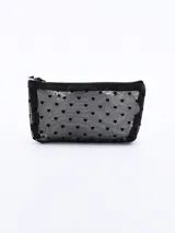 Neceser rectangular de malla negra con estampado de corazones y cierre superior con cremallera.