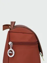 Mochila Longchamp modelo Le Pliage Green, color azul marino, con solapa de cuero texturizado y logo de la marca en relieve.