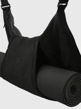 Bolso negro con correa larga regulable para llevar al hombro. Tiene cierre superior y un bolsillo con cierre en el frente.