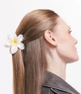 Pinza mediana para el pelo, de plástico blanco con forma de flor de jazmín y detalles en amarillo.
