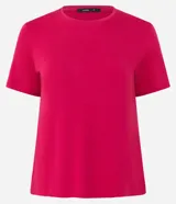 Remera básica de manga corta, color fucsia, con cuello redondo y corte ligeramente acampanado.