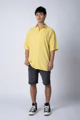 Camisa celeste de manga corta con cuello clásico y calce oversize.