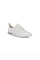 Zapatos sneakers formales color blanco, con diseño minimalista y cordones.