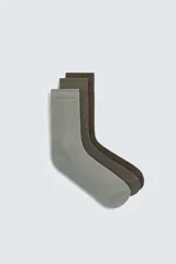 Pack de tres pares de calcetines tejidos en hilatura con mezcla de algodón y acabado en rib, en tonos marrón, gris topo y gris claro.