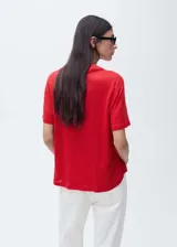 Remera negra de lino con cuello redondo y mangas cortas.