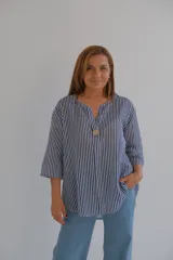 Blusa de mangas 3/4 con cuello en V y estampado a rayas verticales azules y blancas.